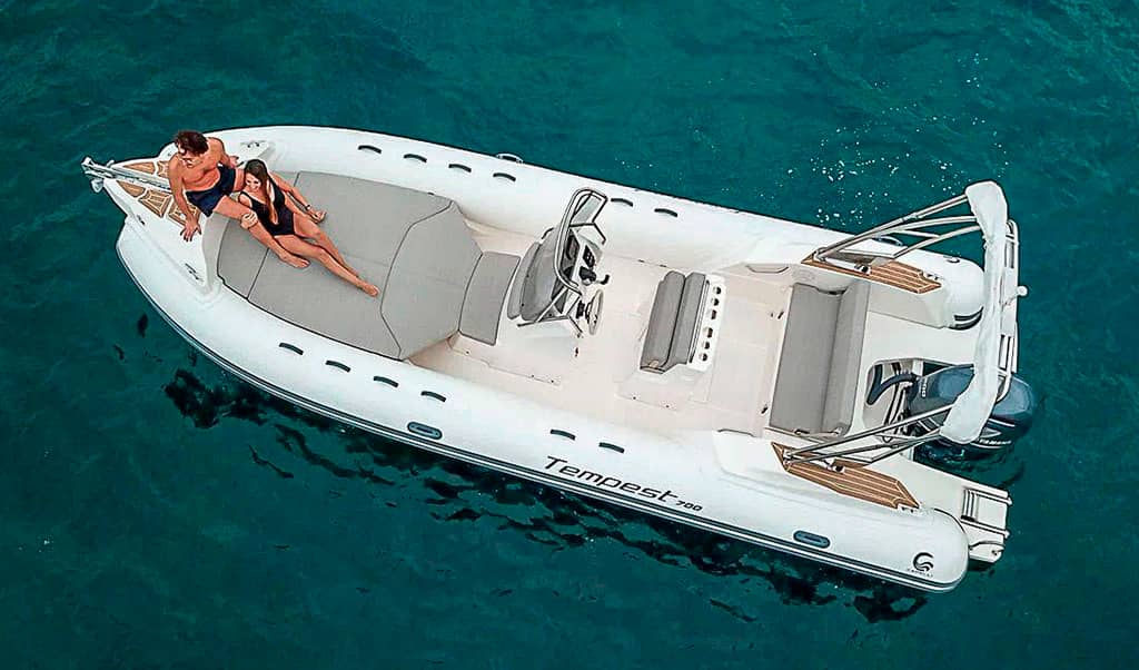Excursiones naturistas en barco 17 01-capelli-tempest-700-alquiler-neumatica-semirrigida-menorca